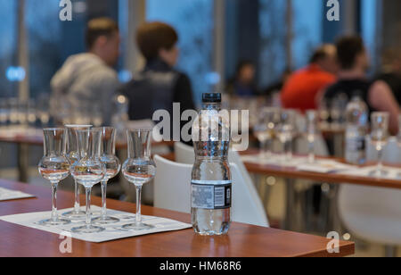 KIEV, UKRAINE - le 21 novembre 2015 : les visiteurs non reconnu pour préparer la présentation de The Glenlivet Single Malt Scotch Whisky au 1er Whisky Banque D'Images