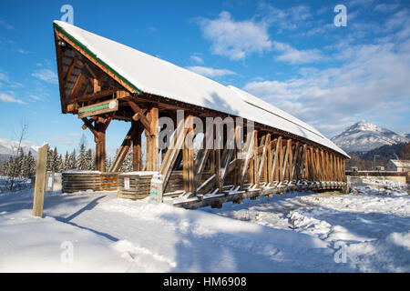 Pont piéton Kicking Horse sur la rivière Kicking Horse ; Golden ; British Columbia, Canada Banque D'Images