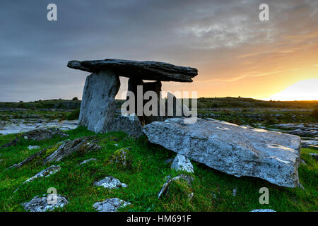 Dolmen de Poulnabrone portal tomb superbe lever du soleil paysage karstique du Burren Way sauvage de l'Atlantique à l'ouest de clare Irlande historique histoire Banque D'Images