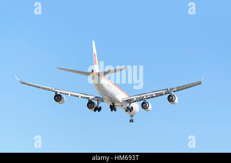 Avion Airbus A340 d'Iberia, compagnie aérienne. Vue arrière. Ciel bleu. Banque D'Images