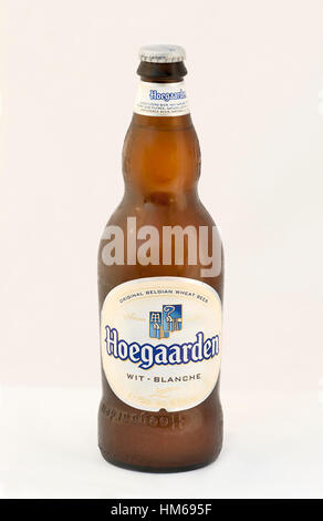 KIEV, UKRAINE - le 14 juillet 2012 : Hoegaarden bière belge blé bouteille froide contre blanc. Bière Hoegaarden n'est pas filtrée et donc nuageux appearan Banque D'Images