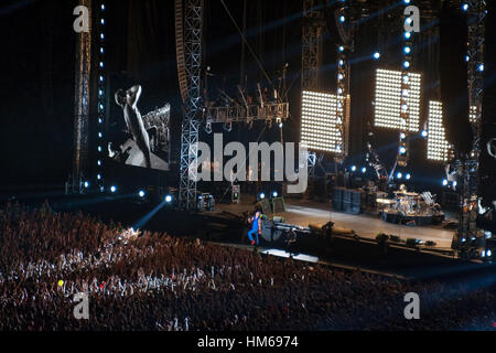 KIEV, UKRAINE - 25 juillet : un grand groupe de spectateurs profiter de Red Hot Chili Peppers rock band performance au stade olympique le 25 juillet 2012 à Kiev Banque D'Images