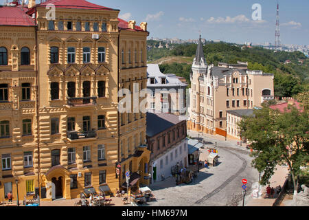 Kiev, Ukraine - le 27 juillet 2012 : Haute vue de la descente Andriyivskyy rue avec le Château de Richard Coeur de Lion sur le droit à Kiev, Ukraine. Banque D'Images