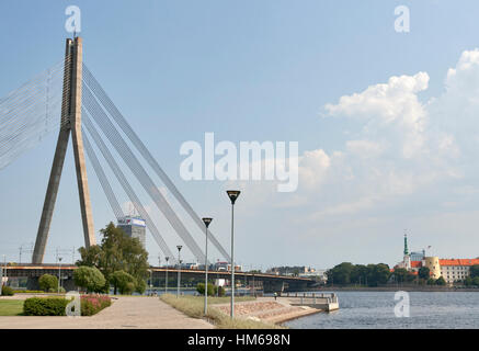 Riga, Lettonie - Juillet 29, 2012 : Pont Vansu Vanu (s'incline) sur la rivière Daugava et Vieille Ville avec dôme de la cathédrale luthérienne de Riga sur la droite Banque D'Images