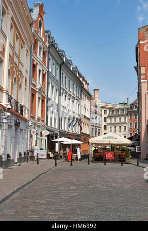 Riga, Lettonie - Juillet 29,2012 : les gens marcher et s'amuser dans la rue avec un café dans la vieille ville de Riga en Lettonie. Riga est la capitale et la plus grande ville de Banque D'Images