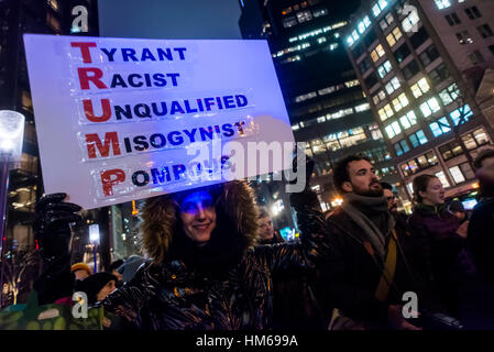 New York, USA, 19 janvier 2017 - à la veille de l'investiture présidentielle des milliers de New Yorkais se sont rassemblés sur Central Park West pour protester contre l'inauguration de l'atout de Donald. Le rallye, demandé par Michael Moore, Alec Baldwin, Al Sharpton, Rosy Perez et maire de la ville de New York, Bill De Blasio, étirée du Columbus Circle à l'Ouest 67e Rue. Ceux qui étaient trop loin regardé une émission en direct sur leurs téléphones intelligents. ©Stacy Walsh Rosenstock/Alamy Banque D'Images