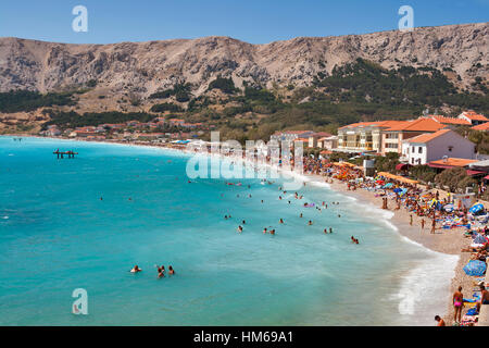 BASKA, CROATIE - Août 08 : Les gens se reposer sur la plage de ville méditerranéenne de l'île de Krk le 08 août 2012 à Baska, Croatie. Baska Voda est un Banque D'Images