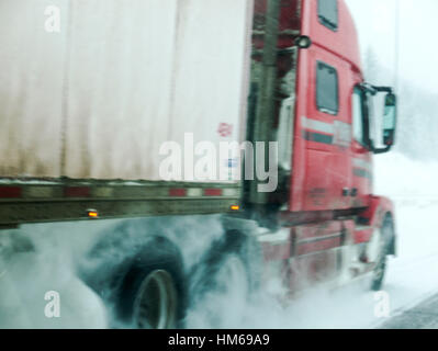 Pan de flou de camion de déménagement dans une tempête de neige sur la route transcanadienne près de Golden, en Colombie-Britannique, Canada Banque D'Images