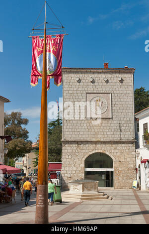 KRK, Croatie - le 11 août : Conseil Municipal Hall et d'un drapeau avec armoiries sur Vela Market Place le 11 août 2012 à Krk, Croatie. La ville de Krk est situé sur Banque D'Images