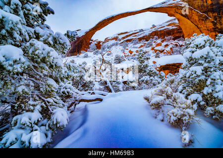 Beaucoup de neige à Landscape Arch, Arches National Park, Utah Devils Garden l'un des plus longs travées naturelles Banque D'Images