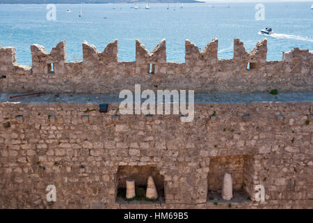 Murs de Frankopan (Kamplin) château construit au cours des cinq siècles quand la République de Venise a rendu la ville Krk. Île de Krk, Croatie. Banque D'Images