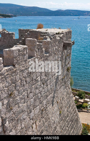 Murs de Frankopan (Kamplin) château construit au cours des cinq siècles quand la République de Venise a rendu la ville Krk. Île de Krk, Croatie. Banque D'Images