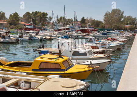 KRK, Croatie - le 11 août : les gens marchent le long des bateaux et yachts amarrés dans la marina Krk le 11 août 2012 à Krk, Croatie. La ville de Krk est situé sur le sud Banque D'Images