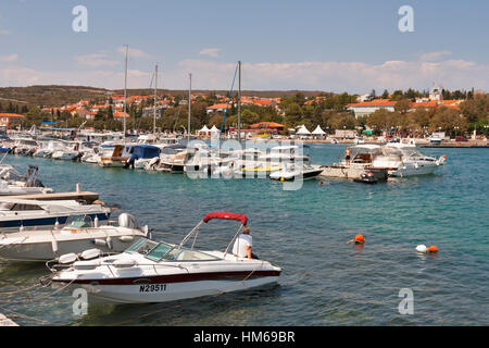 KRK, Croatie - le 11 août : Les gens ont le reste le long des bateaux et yachts amarrés dans la marina Krk le 11 août 2012 à Krk, Croatie. La ville de Krk est situé sur th Banque D'Images