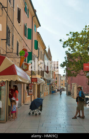 UMAG, CROATIE - Août 15 : touristes visitent la crème glacée café sur la rue médiévale méditerranéenne en ville le 15 août 2012 à Umag, Croatie. Umag est un autre Banque D'Images