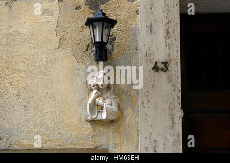 L'emblème figure religieuse côté porte Street Valletta Malte classique de style classique style house entrée maintenue RM World Banque D'Images