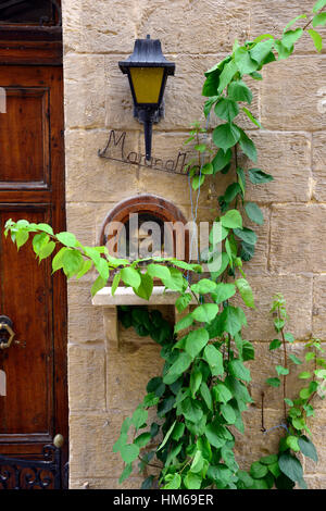 L'emblème figure religieuse côté porte Street Valletta Malte classique de style classique style house entrée maintenue RM World Banque D'Images