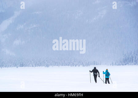 Les skieurs de fond ; le lac Emerald ; Yoho National Park ; British Columbia, Canada Banque D'Images