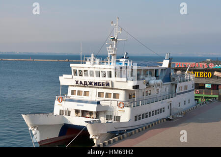 Odessa, Ukraine - 06 septembre 2012 : Moteur-Hadzhibey catamaran navire amarré au port d'Odessa Terminal Passager avec Coleso restaurant dans l'arrière-plan Banque D'Images