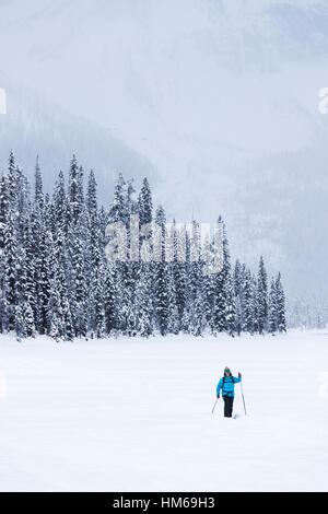 Les skieurs de fond ; le lac Emerald ; Yoho National Park ; British Columbia, Canada Banque D'Images