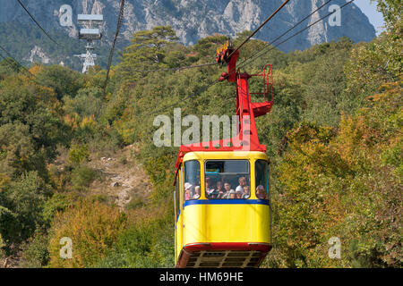 MISHOR, CRIMEA, UKRAINE - le 16 septembre : Les gens voyagent par voie corde la cabine, au-dessus de la montagne Ai-Petri sur Septembre 16, 2012 à Mishor, Ukraine. Cette route h Banque D'Images