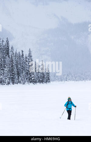 La fondeuse ; Emerald Lake ; le parc national Yoho, Colombie-Britannique, Canada Banque D'Images