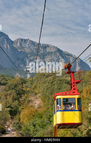 MISHOR, CRIMEA, UKRAINE - le 16 septembre : Les gens voyagent par voie corde la cabine, au-dessus de la montagne Ai-Petri sur Septembre 16, 2012 à Mishor, Ukraine. Cette route h Banque D'Images