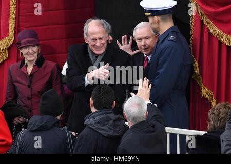 Directeur du Renseignement National Dan Coats, centre, et Procureur général Jeff Sessions arrivent pour la 68e Cérémonie inaugurale de Président Le président Donald Trump sur Capitol Hill le 20 janvier 2017 à Washington, DC. Banque D'Images