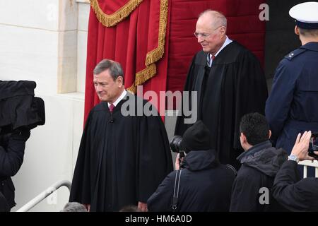 Le juge en chef de la Cour suprême John Roberts promenades avec le juge Anthony Kennedy lors de l'arrivée pour la 68e Président Cérémonie au Capitole, le 20 janvier 2017 à Washington, DC. L'atout de Donald est devenu le 45e président des États-Unis à la cérémonie. Banque D'Images