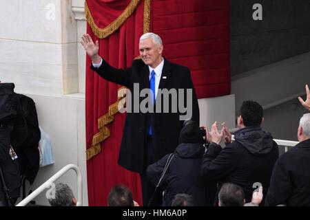 Vice-président élu Mike Pence vagues comme il marche de la capitale américaine au début de la 68e cérémonie inaugurale le 20 janvier 2017 à Washington, DC. L'atout de Donald est devenu le 45e président des États-Unis d'Amérique. Banque D'Images