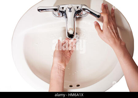 Se laver les mains dans le lavabo isolé avec de l'eau gouttes Banque D'Images