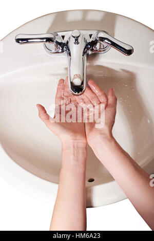 Vue d'en haut se rincer les mains avec de l'eau dans le lavabo isolé Banque D'Images