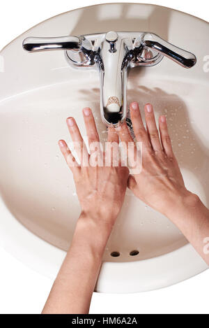 Lavage des mains isolées dans le lavabo à l'eau claire Banque D'Images