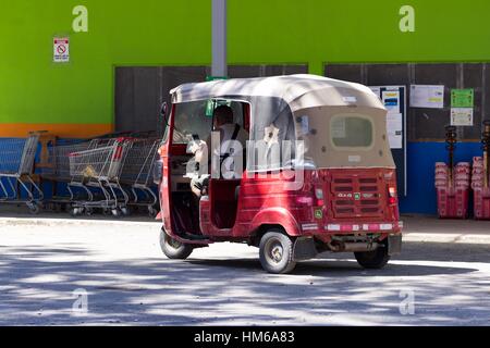 Tuk Tuk taxi pour prendre un billet. Banque D'Images