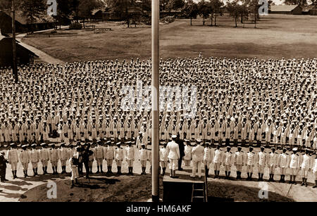 Pelham Bay marins célèbrent le Jour de l'indépendance. Secrétaire de la Marine Daniels faisant un discours patriotique pour les officiers et les hommes de la station d'entraînement naval de la baie Pelham le 4 juillet 1918. New York. Underwood & Underwood. Guerre (Dept.) NARA DOSSIER #  : 165-WW-343A-6 LA GUERRE ET CONFLIT D'ADRESSES #  : 507 Banque D'Images