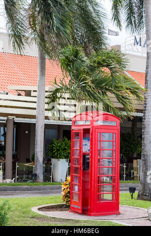 Cabine téléphonique rouge sur Aruba par Building Banque D'Images