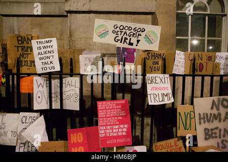 Mettre des affiches sur les manifestants Trump rampes près de Downing Street après la protestation du 30 janvier qui a eu lieu à Londres (UK). Banque D'Images