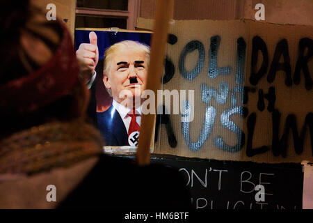 Mettre des affiches sur les manifestants Trump rampes près de Downing Street après la protestation du 30 janvier qui a eu lieu à Londres (UK). Banque D'Images