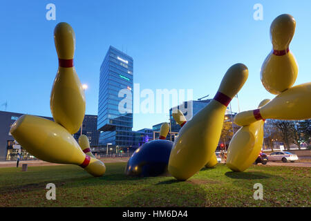 Les axes de vol sculpture, les broches sont frappés par l'Bowling Ball, artistes Claes Oldenburg et Coosje van Bruggen, Pop Art, Eindhoven Banque D'Images