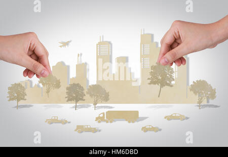 Woman hand holding arbre de plus de papier coupé des villes avec la voiture ou d'avion. Banque D'Images
