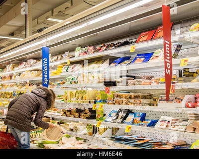 Woman shopping au magasin Carrefour Market, Cremona, Italie. Différents produits dans un réfrigérateur Banque D'Images