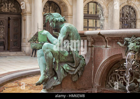 Détail d'une statue en bronze sur la fontaine dans l'ancien hôtel de ville de Hambourg Banque D'Images