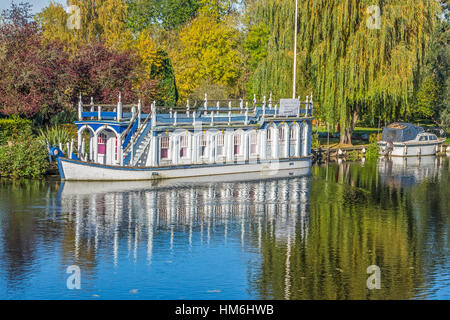 Péniche amarrée sur la Tamise, Goring-on-Thames, Oxfordshire, UK Banque D'Images