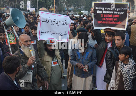 Lahore, Pakistan. Jan 31, 2017. Les partisans de la pakistanais Jamaat-ud-Dawa (JUD) Organisation tenir jouer aux cartes et de crier des slogans au cours d'une manifestation après JUD Chef, Hafiz Saeed a été assigné à résidence par les autorités à Lahore le 31 janvier 2017. Un groupe militant pakistanais ont manifesté dans les grandes villes du pays après son chef, l'un des cerveaux présumés des attentats de Bombay en 2008, a été assigné à résidence après des années de pressions étrangères. Credit : Rana Sajid Hussain/Pacific Press/Alamy Live News Banque D'Images