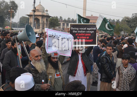 Lahore, Pakistan. Jan 31, 2017. Les partisans de la pakistanais Jamaat-ud-Dawa (JUD) Organisation tenir jouer aux cartes et de crier des slogans au cours d'une manifestation après JUD Chef, Hafiz Saeed a été assigné à résidence par les autorités à Lahore le 31 janvier 2017. Un groupe militant pakistanais ont manifesté dans les grandes villes du pays après son chef, l'un des cerveaux présumés des attentats de Bombay en 2008, a été assigné à résidence après des années de pressions étrangères. Credit : Rana Sajid Hussain/Pacific Press/Alamy Live News Banque D'Images