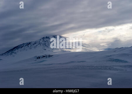 Une tempête descend sur le sommet du mont Erebus un volcan actif en Antarctique. Banque D'Images