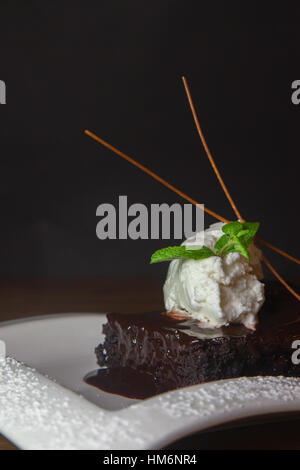 Close up de tarte au chocolat avec de la glace et fond noir Banque D'Images