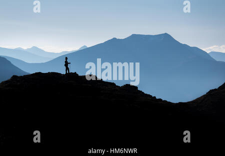 Buchaille Etive Beag sur Hillwalker dans les Highlands écossais, montagnes brumeuses en distance de recul Banque D'Images