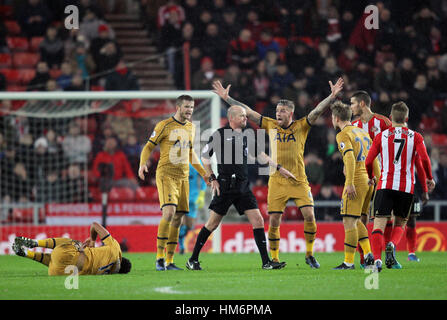 Les joueurs de Tottenham Hotspur appel à l'arbitre Lee Mason de Sunderland après Jack Rodwell (deuxième à droite) s'attaque à la Tottenham Hotspur Mousa Dembele (marbre) au cours de la Premier League match au stade de la lumière, Sunderland. Banque D'Images