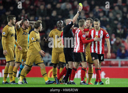 Tottenham Hotspur joueurs réagissent après l'arbitre Lee Mason montre Sunderland's Jack Rodwell (droite) un carton jaune pour un défi sur Moussa Dembele (pas sur la photo) au cours de la Premier League match au stade de la lumière, Sunderland. Banque D'Images